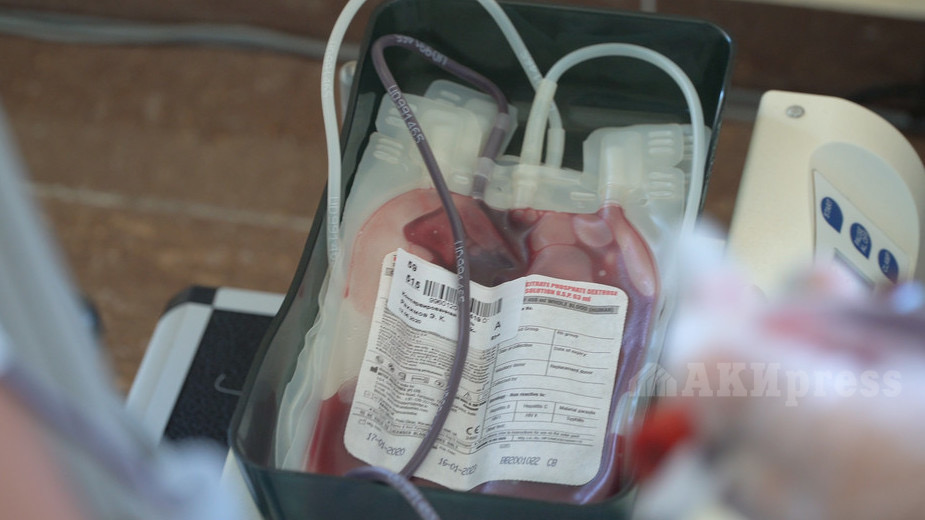 Папа агаты решил сдать кровь. Донор крови. Донорство крови картинки. Подарки на день донора. ИЭМЗ купол день донора.